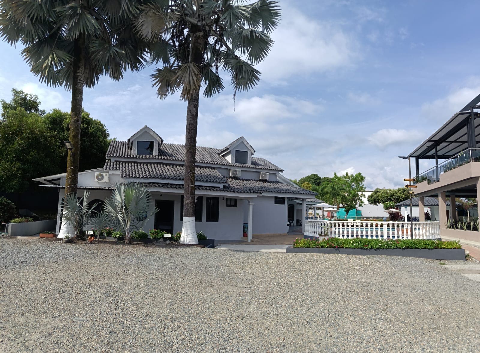 Fachada del hotel entre palmeras