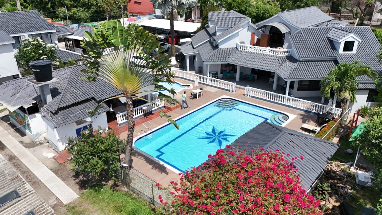 Vista aérea de la piscina y el jacuzzi