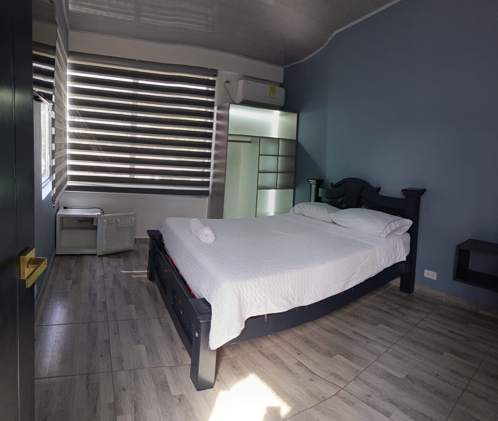 Habitación con cama doble, vista al balcón