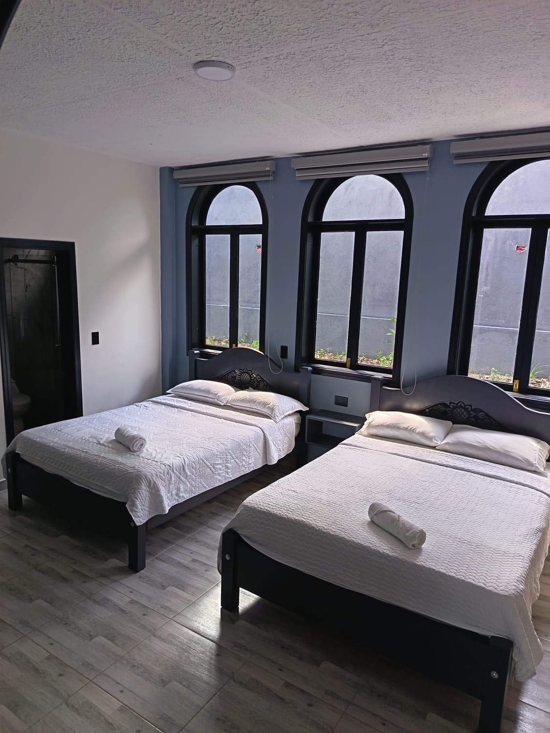 Habitación familiar con ventanales arqueados