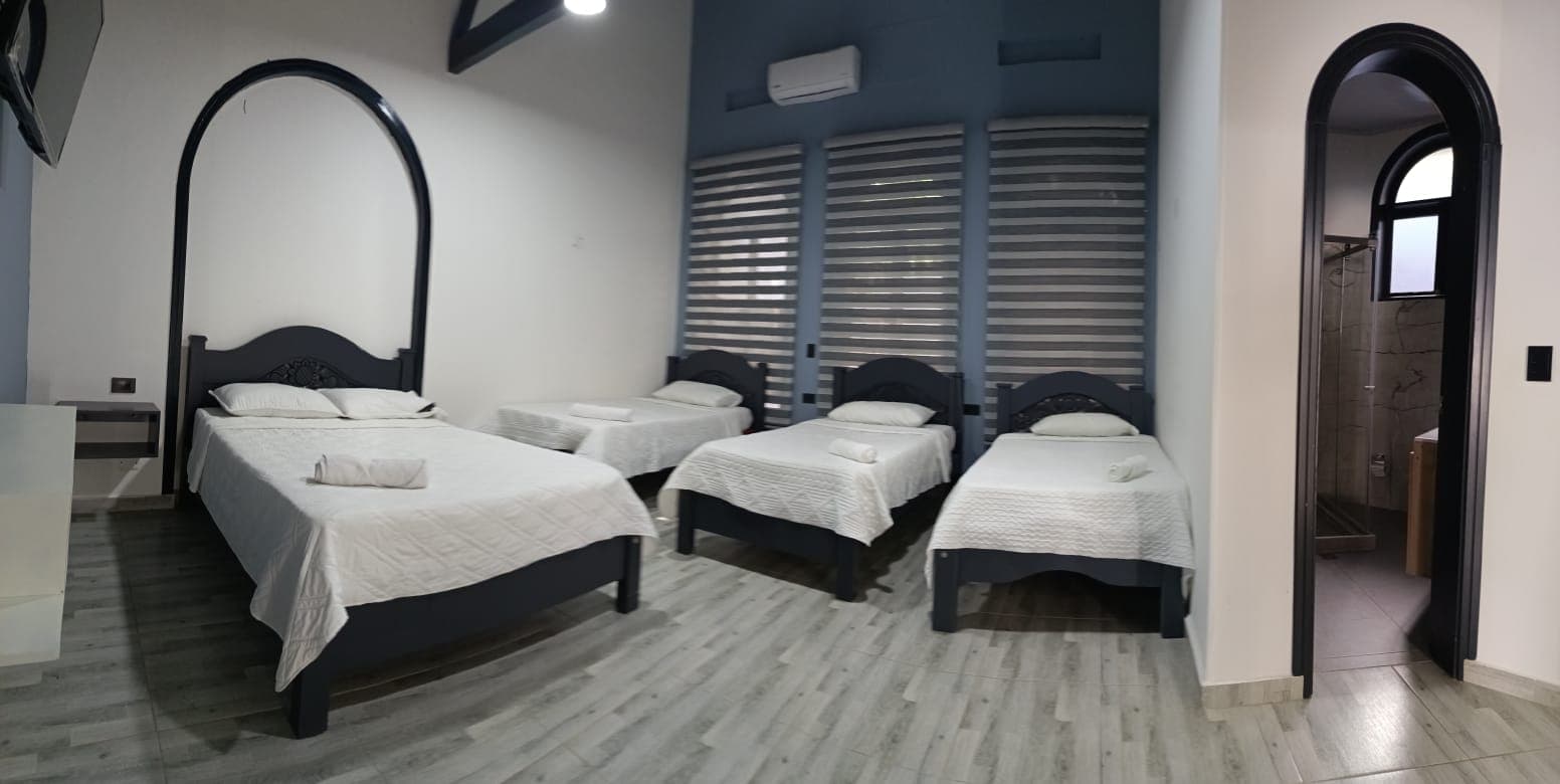 Habitación múltiple con cuatro camas