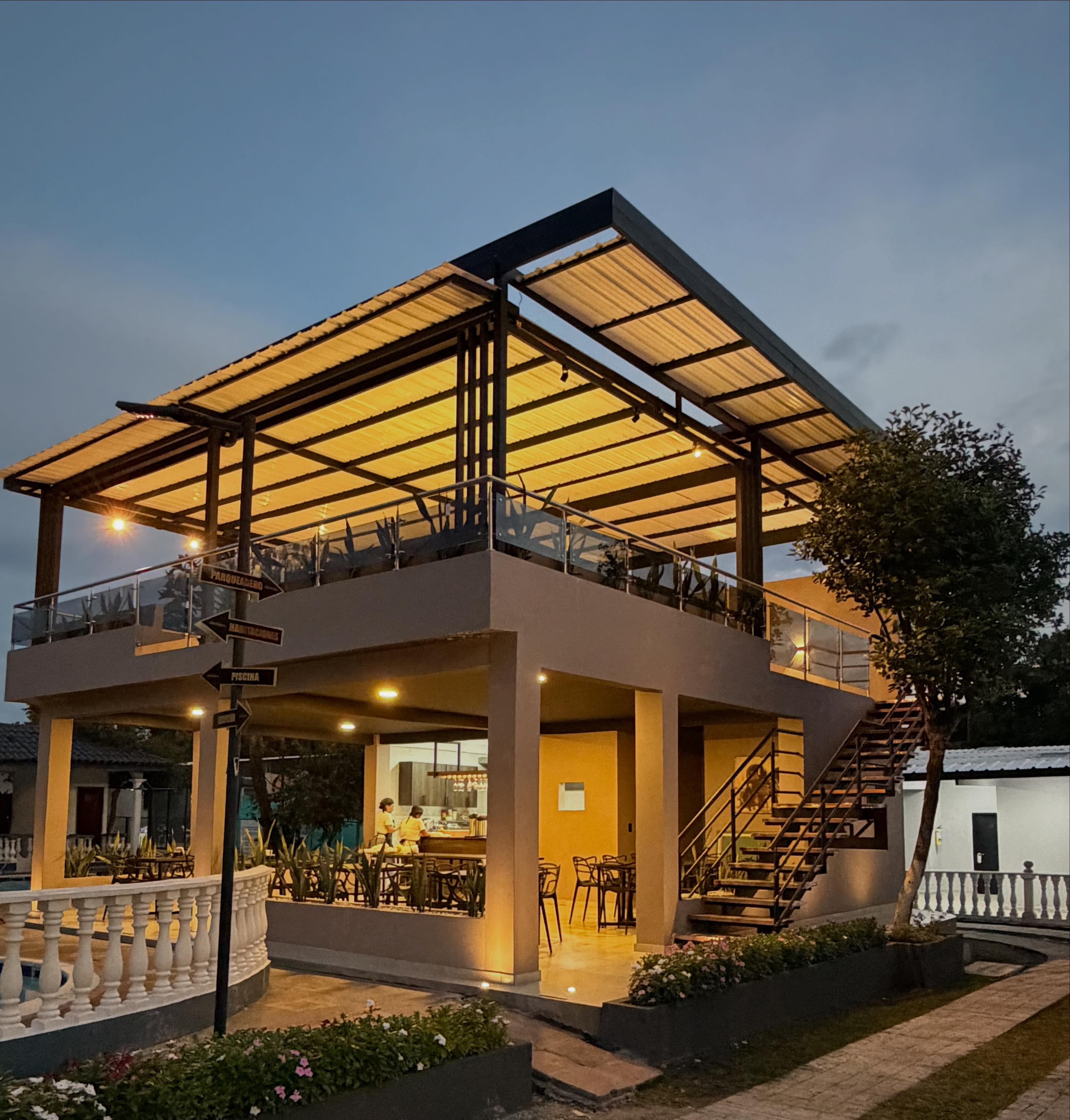 Restaurante y bar del hotel al atardecer